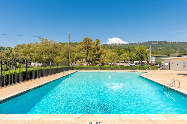 900 Mountain Creek Rd # 363, Chattanooga, TN 37405 - community pool with a patio area and fence