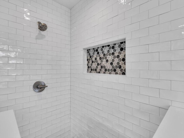 full bathroom featuring a tile shower