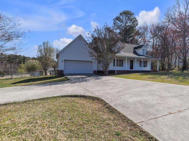 view of front facade featuring fence, a garage, a front yard, driveway, and covered porch