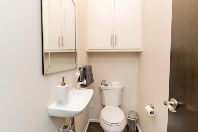 295 W 19th St, Chattanooga, TN 37408 - half bathroom with baseboards and toilet
