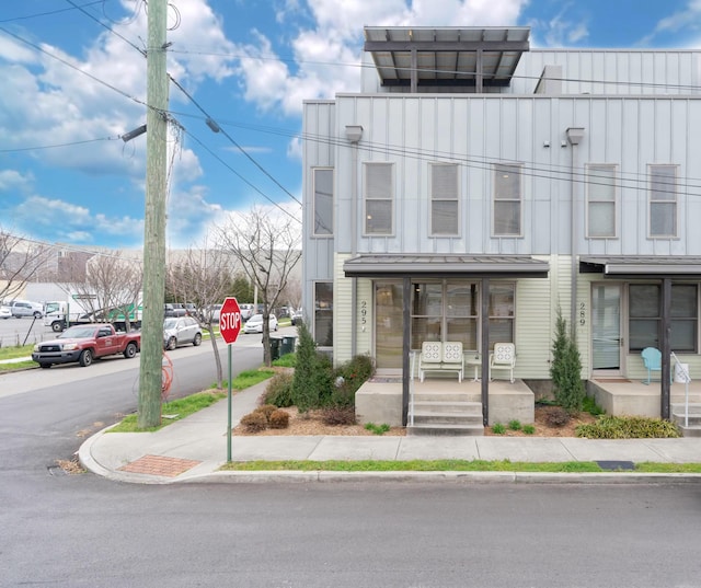 295 W 19th St, Chattanooga, TN 37408 - townhome / multi-family property with board and batten siding and a standing seam roof