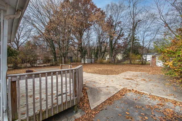 view of yard featuring a patio area