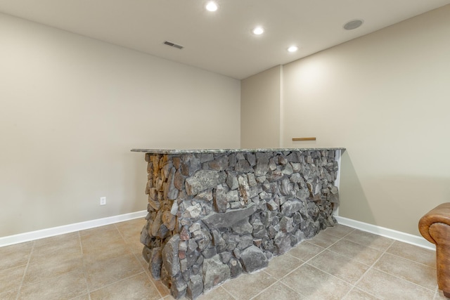 interior details with recessed lighting, visible vents, a bar, and baseboards