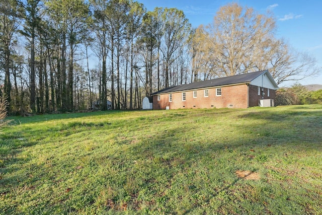 view of yard featuring an outdoor structure and a storage shed