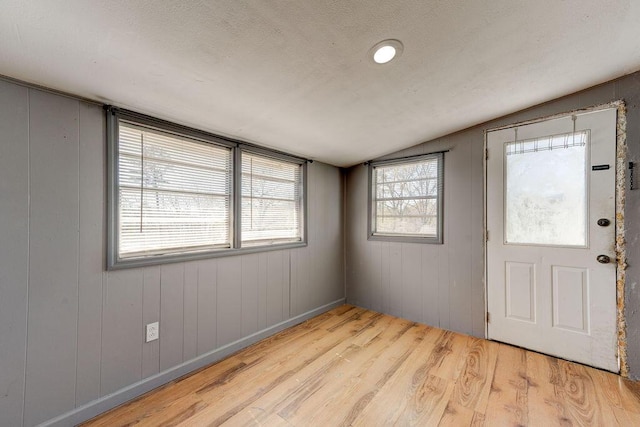 934 Hulana St, Rossville, GA 30741 - foyer with a textured ceiling, wood finished floors, and vaulted ceiling