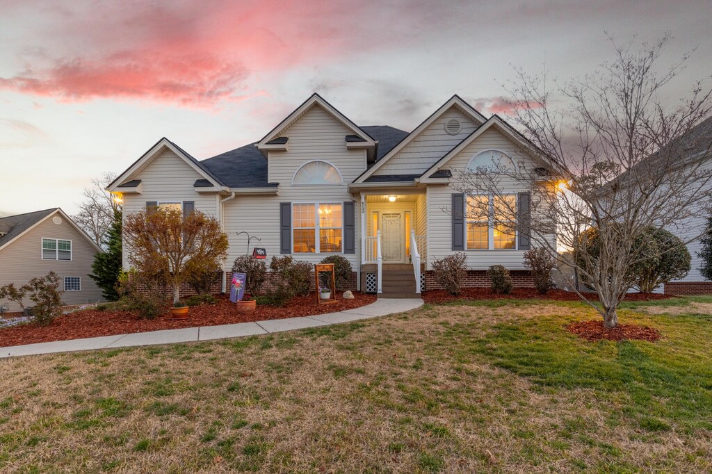 view of front of house with a front yard