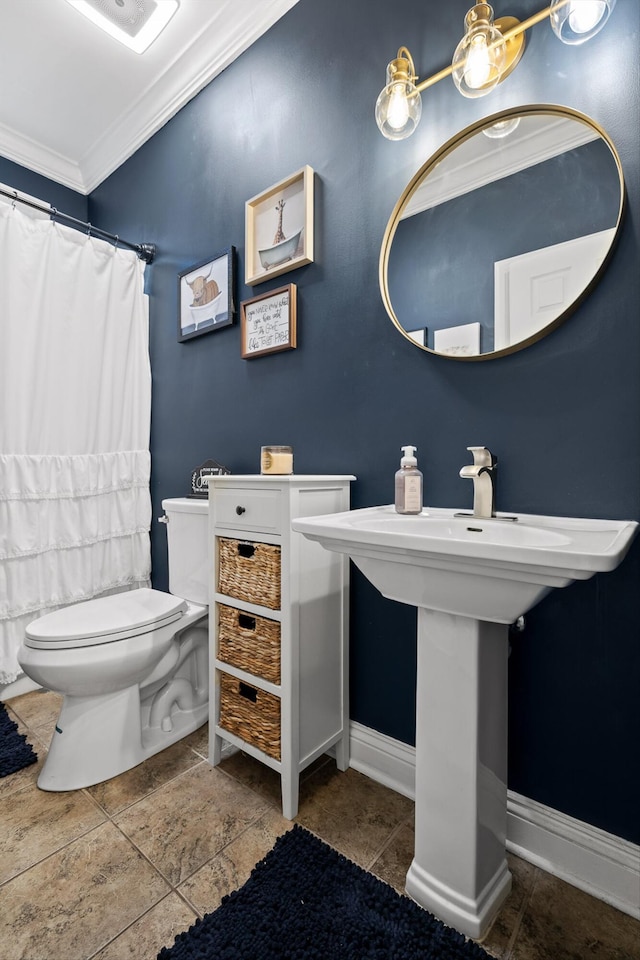 bathroom with a shower with curtain, toilet, ornamental molding, and baseboards