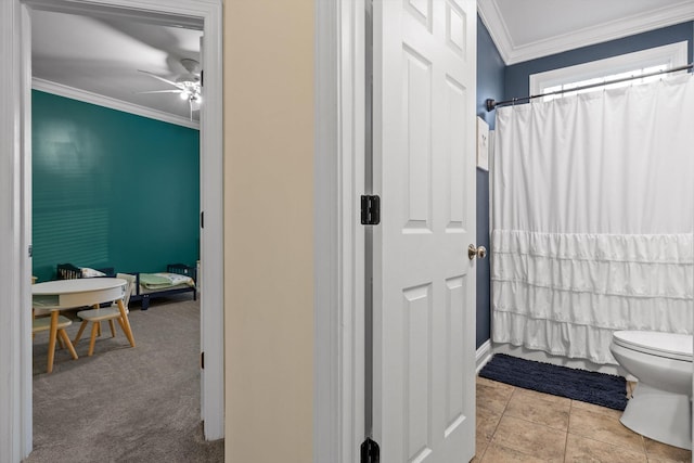 full bathroom featuring tile patterned flooring, toilet, ornamental molding, a shower with shower curtain, and ceiling fan