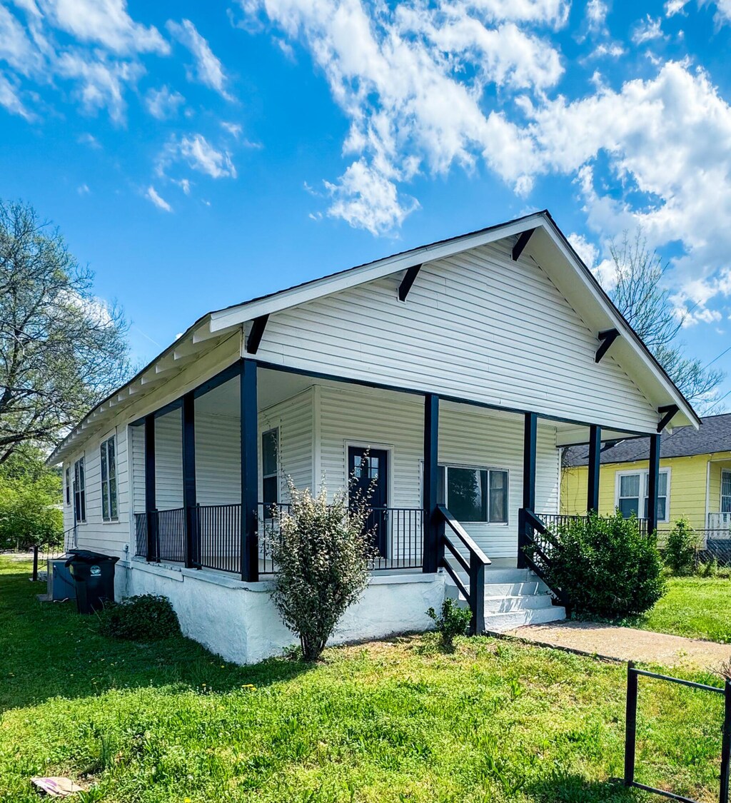 954 N Orchard Knob Ave, Chattanooga, TN 37406 - bungalow-style house with covered porch and a front yard