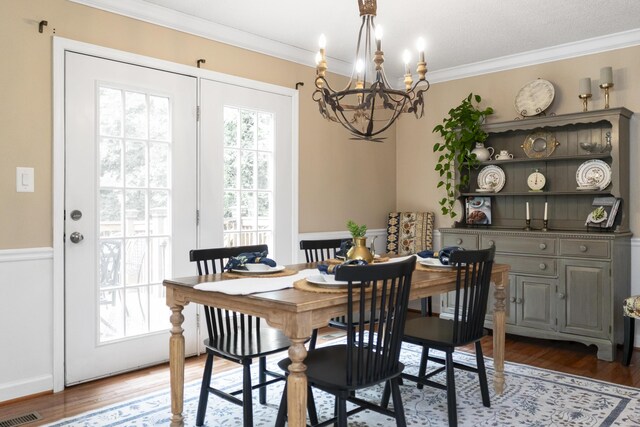 9215 Smokewood Trl, Chattanooga, TN 37421 - dining area featuring a chandelier, ornamental molding, and wood finished floors
