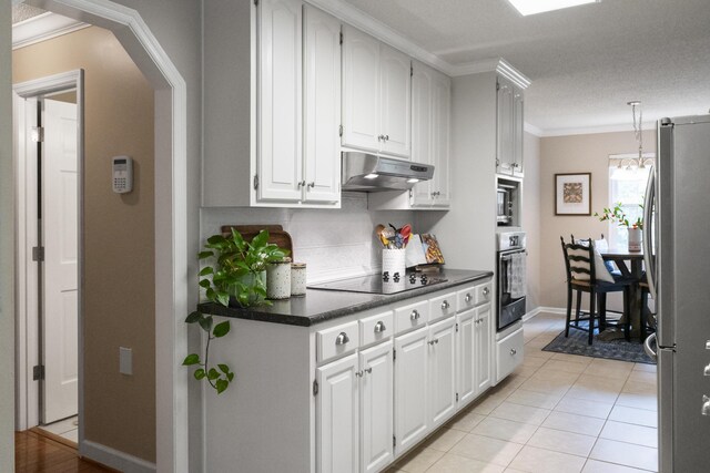 9215 Smokewood Trl, Chattanooga, TN 37421 - kitchen featuring stainless steel appliances, under cabinet range hood, arched walkways, dark countertops, and ornamental molding