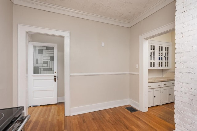 3308 Alta Vista Dr, Chattanooga, TN 37411 - interior space featuring ornamental molding, baseboards, light wood-style floors, and visible vents