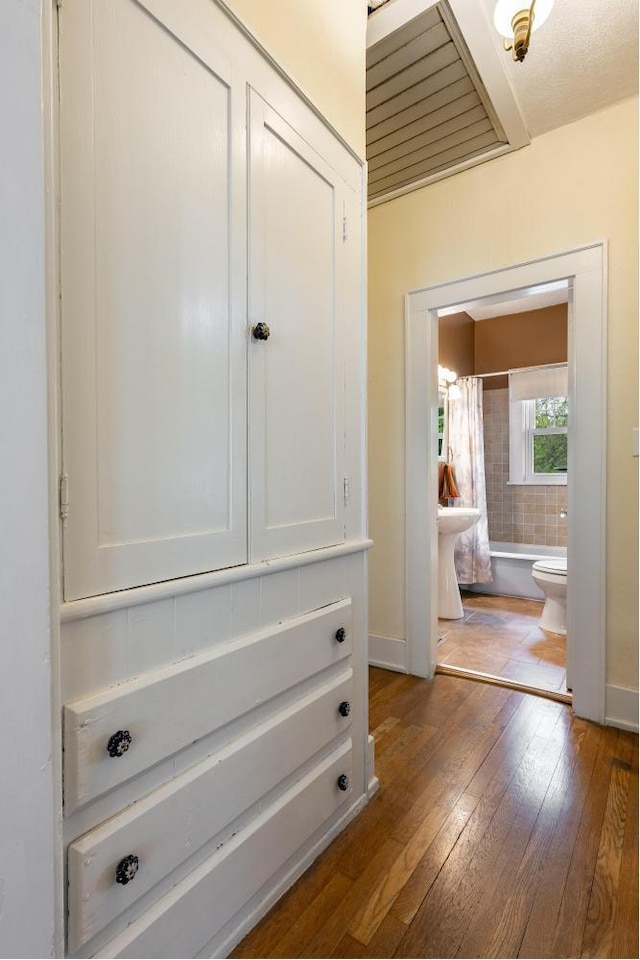 3308 Alta Vista Dr, Chattanooga, TN 37411 - hall featuring wood-type flooring and baseboards