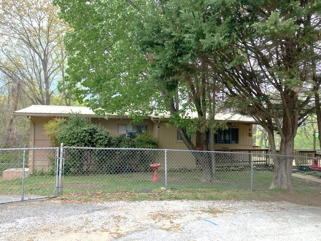 view of front of property with a fenced front yard