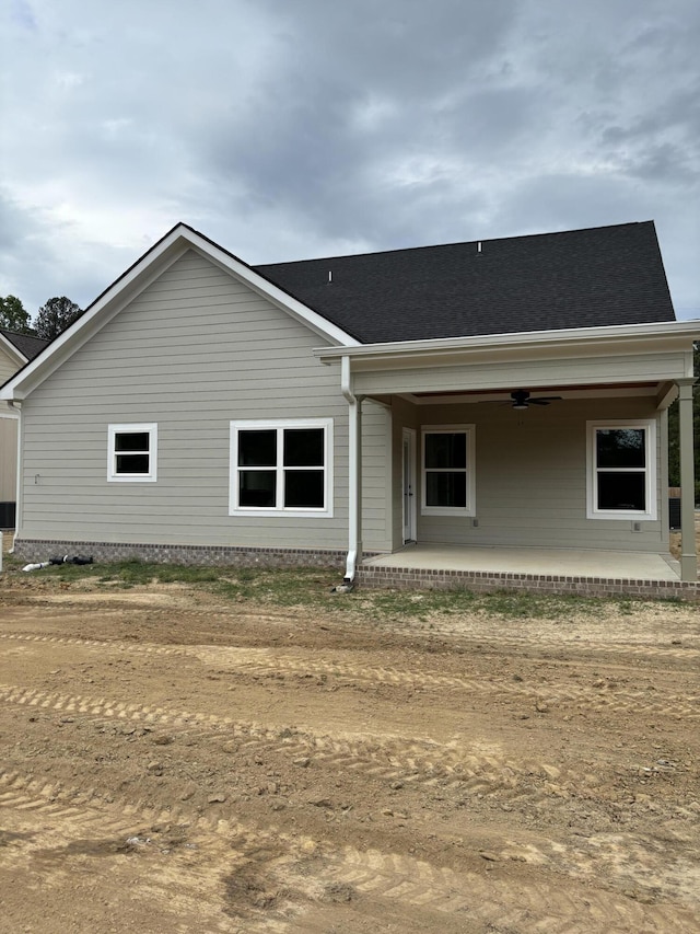 back of house with a porch, a ceiling fan, and a shingled roof