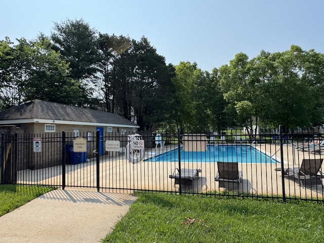 5553 Jonquil Ln, Ooltewah, TN 37363 - community pool with a patio