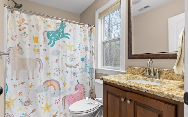 bathroom with a shower with shower curtain, vanity, visible vents, and toilet