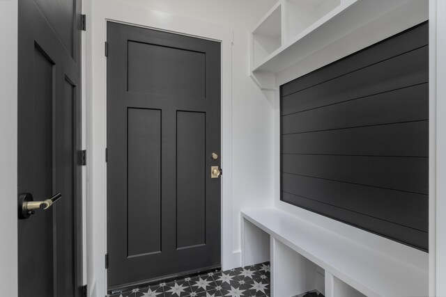 337 Hunter Trl, Trenton, GA 30752 - mudroom featuring dark floors