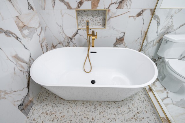 337 Hunter Trl, Trenton, GA 30752 - full bathroom featuring a soaking tub and toilet