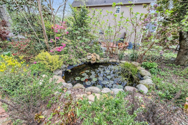 212 Jarnigan Ave, Chattanooga, TN 37405 - view of yard featuring a garden pond