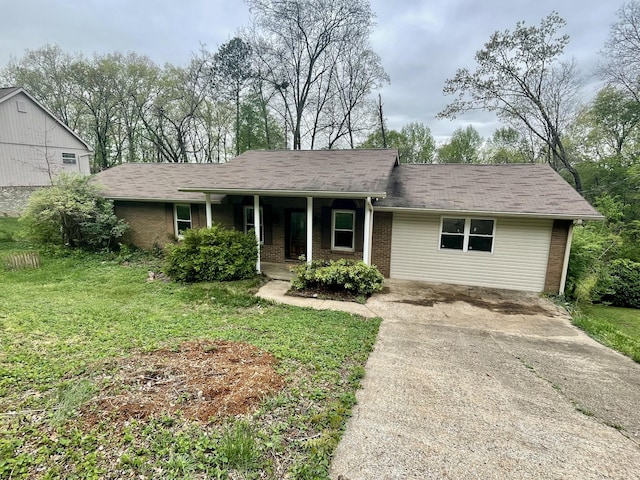 809 Chestnut Wood Ln, Chattanooga, TN 37421 - ranch-style home with a front yard, brick siding, driveway, and covered porch
