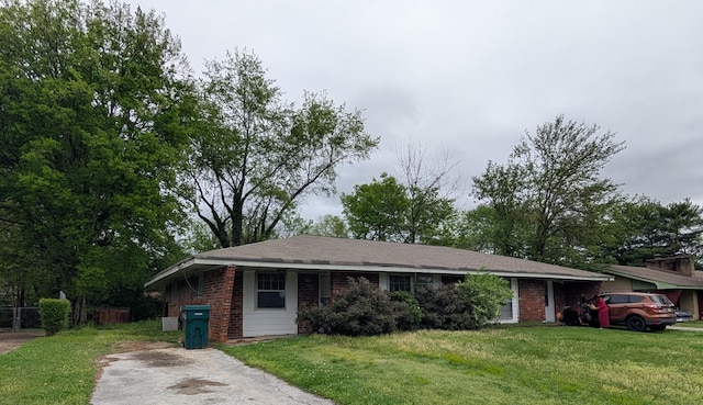 4831 Bonny Lake Ln, Chattanooga, TN 37416 - ranch-style house featuring a front lawn