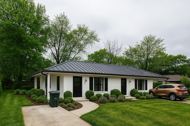 4831 Bonny Lake Ln, Chattanooga, TN 37416 - ranch-style home featuring a standing seam roof, a front yard, and metal roof