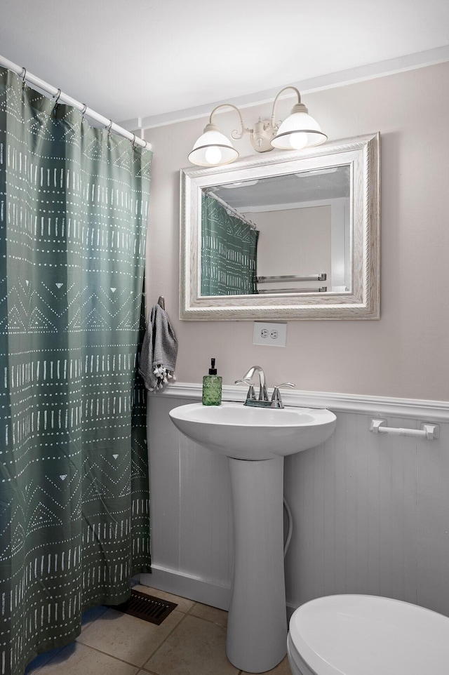 219 Martin Rd, Chattanooga, TN 37415 - bathroom featuring toilet, tile patterned flooring, wainscoting, a sink, and curtained shower