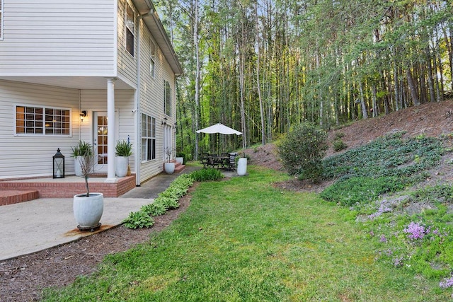 7111 River Run Dr, Chattanooga, TN 37416 - view of yard featuring a patio