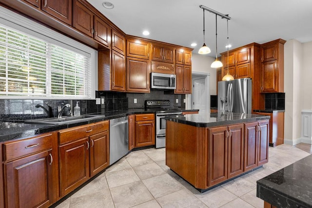 7111 River Run Dr, Chattanooga, TN 37416 - kitchen with tasteful backsplash, a center island, a sink, and appliances with stainless steel finishes