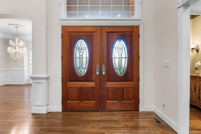 7111 River Run Dr, Chattanooga, TN 37416 - foyer featuring wood finished floors, an inviting chandelier, and visible vents