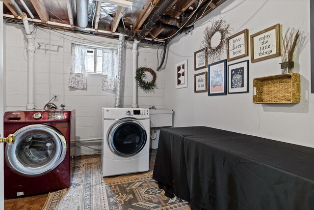 1905 Bella Vista Dr, Chattanooga, TN 37421 - laundry area featuring washing machine and dryer and concrete block wall