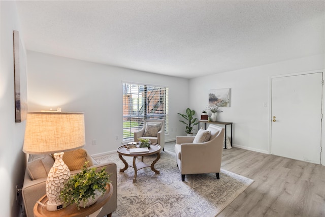 900 Mountain Creek Rd # R311, Chattanooga, TN 37405 - sitting room with wood finished floors and a textured ceiling