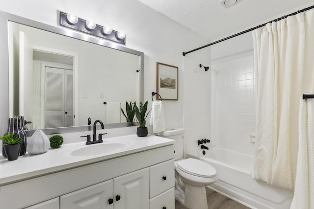 900 Mountain Creek Rd # R311, Chattanooga, TN 37405 - bathroom featuring vanity, shower / tub combo, wood finished floors, and a textured ceiling
