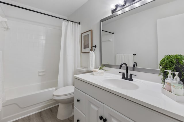 900 Mountain Creek Rd # R311, Chattanooga, TN 37405 - bathroom with vanity, shower / bath combo with shower curtain, and wood finished floors