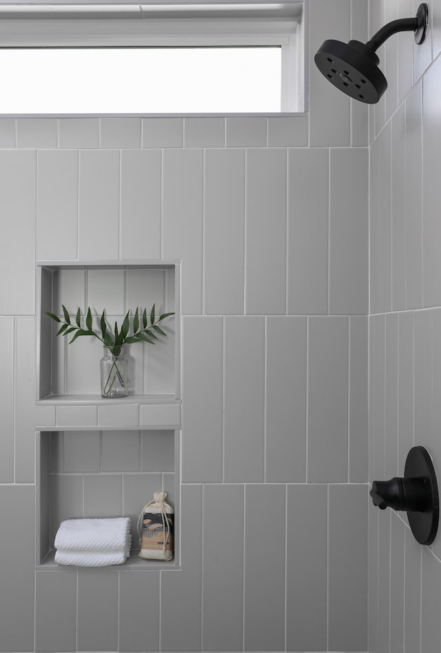 92 Lemonade St, Chattanooga, TN 37421 - bathroom view of tiled shower