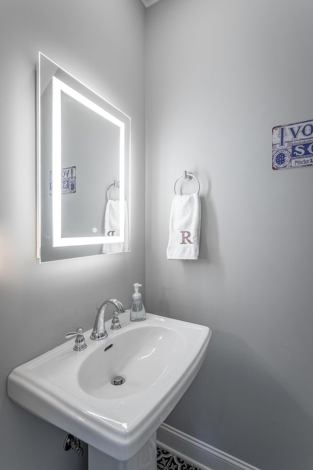 bathroom featuring a sink