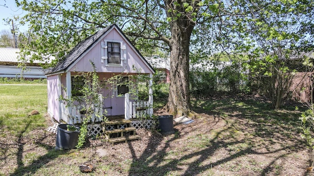 view of yard featuring an outbuilding and a storage shed