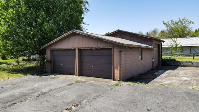 view of detached garage