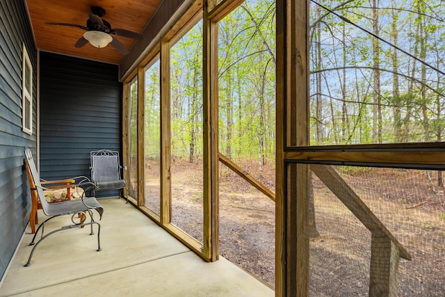 sunroom / solarium featuring a ceiling fan