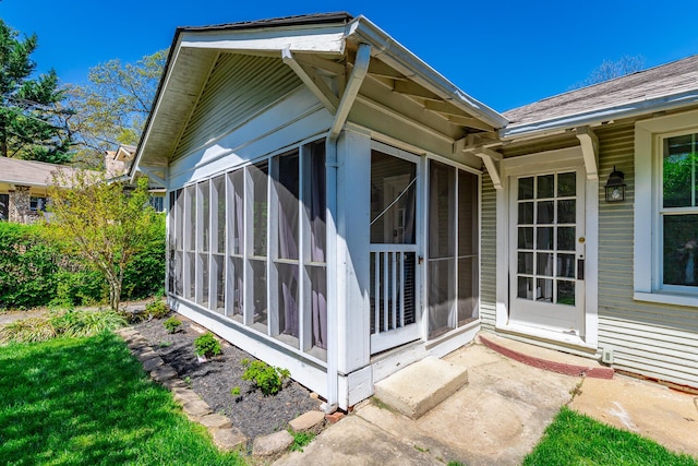 915 Barton Ave, Chattanooga, TN 37405 - view of property exterior with a sunroom