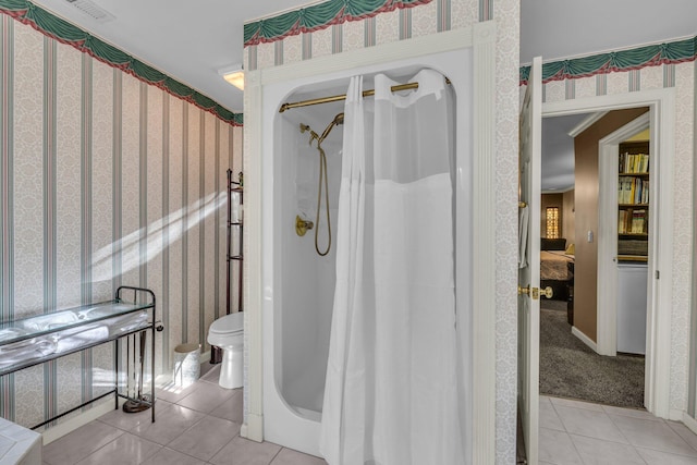 6434 Waconda Point Rd, Harrison, TN 37341 - ensuite bathroom featuring visible vents, curtained shower, tile patterned floors, wallpapered walls, and baseboards