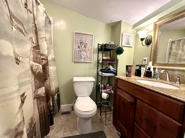 full bathroom with visible vents, vanity, a shower with shower curtain, and toilet