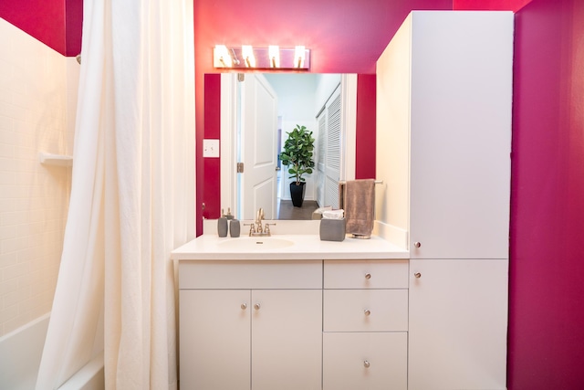 full bath with shower / tub combo and vanity