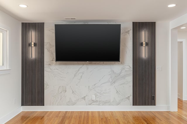 room details featuring visible vents, recessed lighting, and wood finished floors