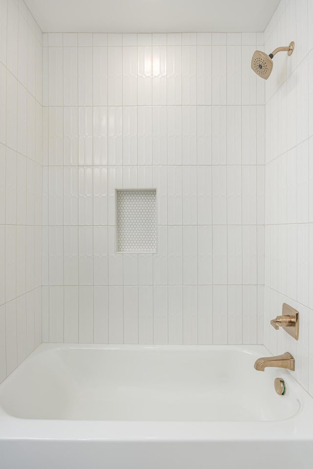 bathroom with bathtub / shower combination