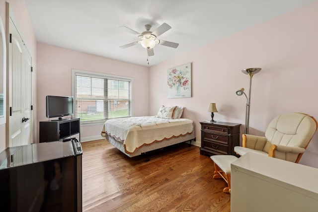 7415 Island Manor Dr, Harrison, TN 37341 - bedroom featuring wood finished floors, baseboards, and a ceiling fan
