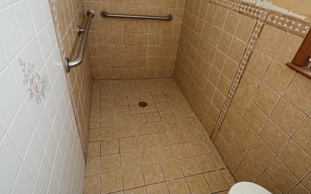 full bath with tiled shower