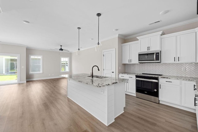 1555 Whisper Winds Ln Unit 44, Ooltewah, TN 37363 - kitchen with appliances with stainless steel finishes, light wood finished floors, ceiling fan, ornamental molding, and decorative backsplash
