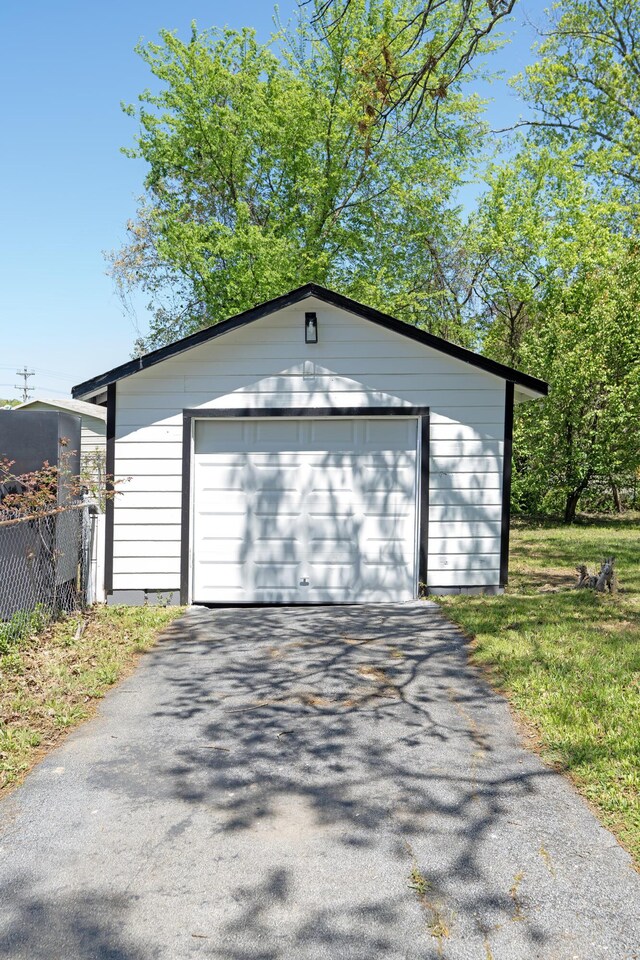 3 Whirlaway Dr, Chattanooga, TN 37421 - detached garage featuring aphalt driveway and fence